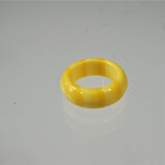 Vintage Lucite Fashion Ring Yellow Striped Pastels Size 6 Summer Statement - Picture 4 of 8
